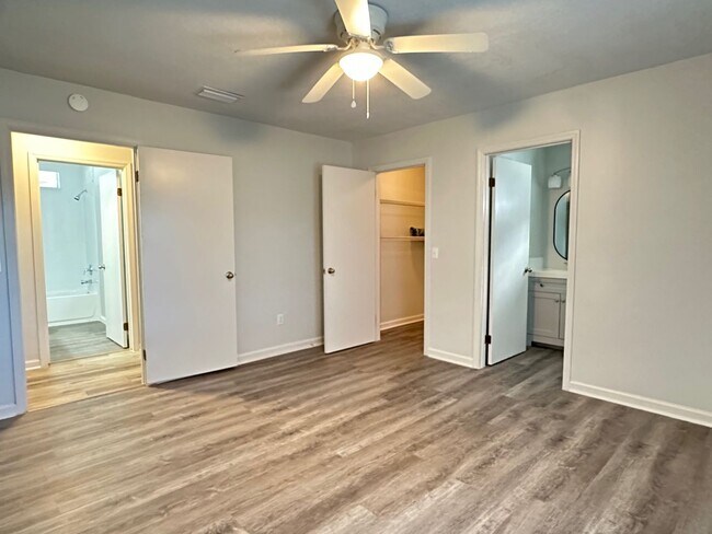 Building Photo - Island Bungalow, Minutes From the Beach!