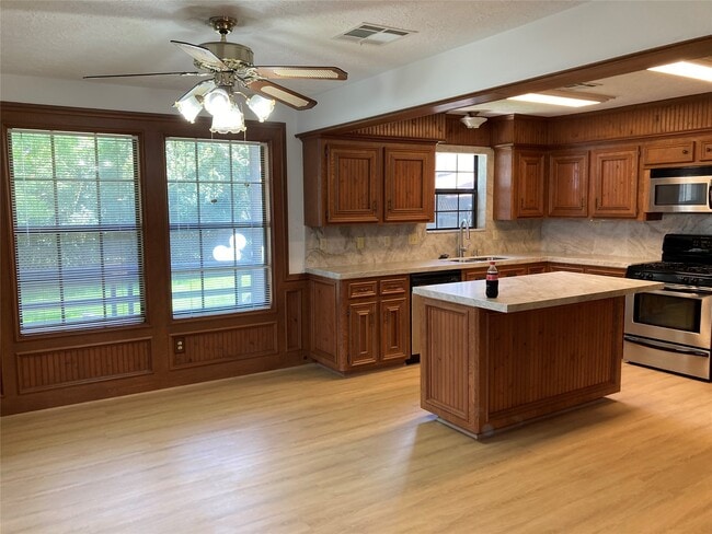Building Photo - 554 Harbor Dr