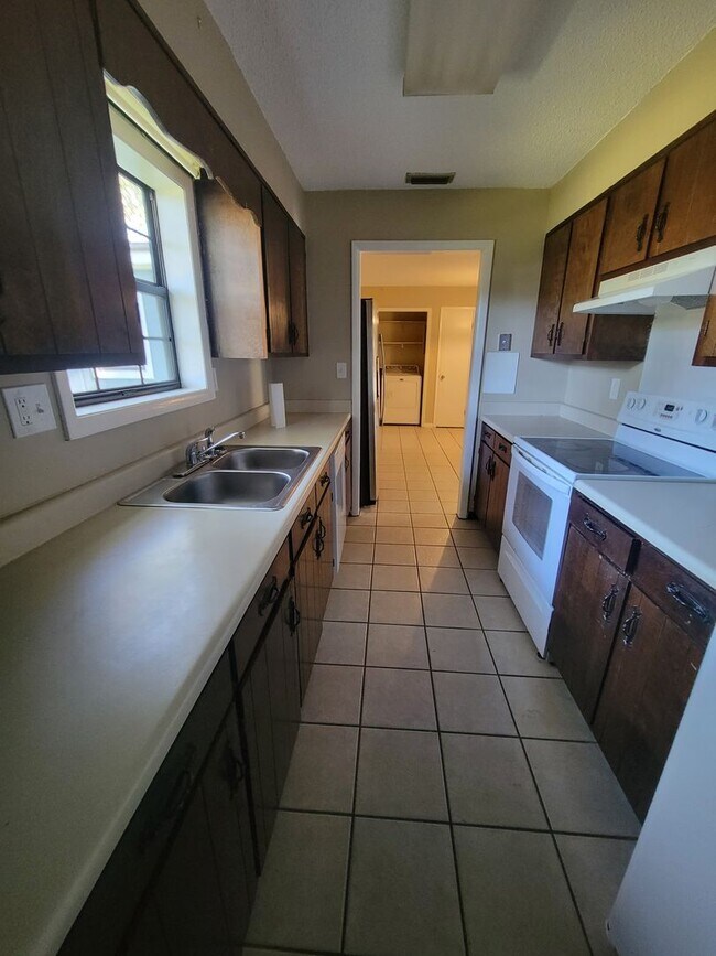 Building Photo - Home conveniently located