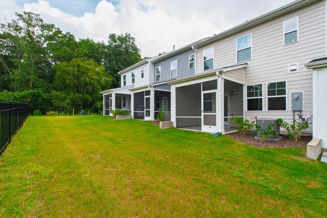 Building Photo - Bright & Beautiful! Modern 3-Bedroom Townh...