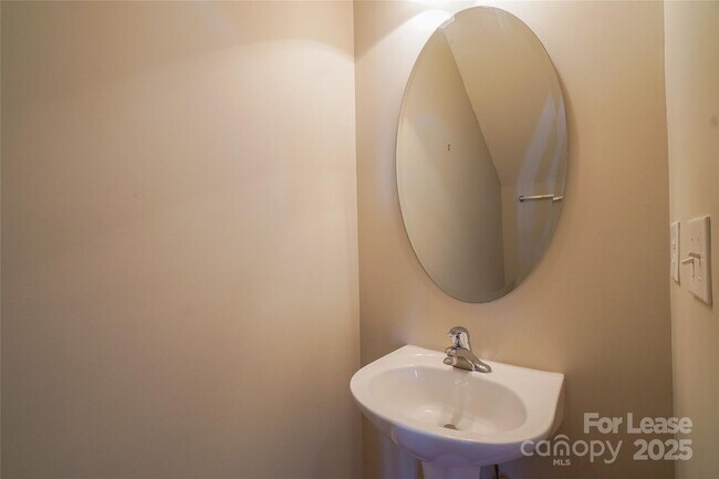 Building Photo - 6021 Queens Walk Ct