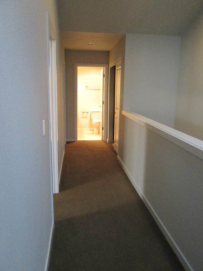 Building Photo - Spacious Two Bedroom Townhome