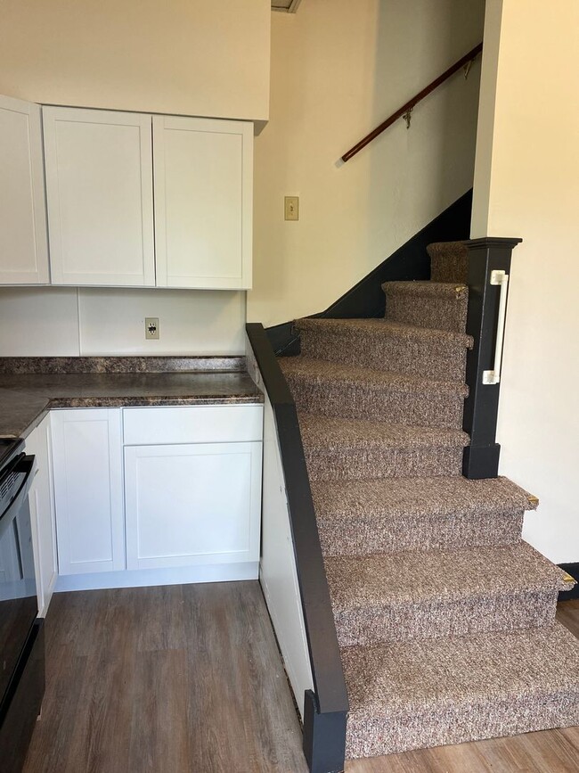 Building Photo - 902 E Kemp Ave