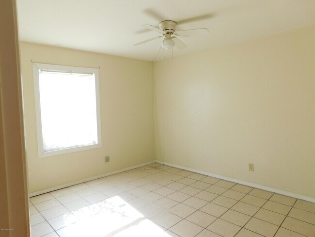 Building Photo - 155 E Colonial Ct