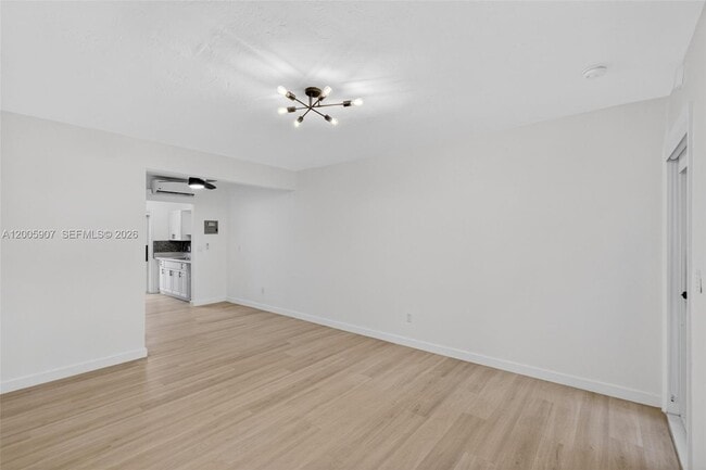 Building Photo - 428 Collins Ave