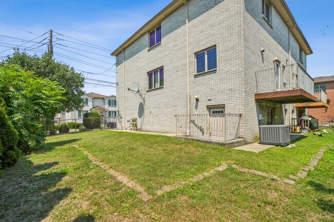 Building Photo - 2402 Hammett Ave