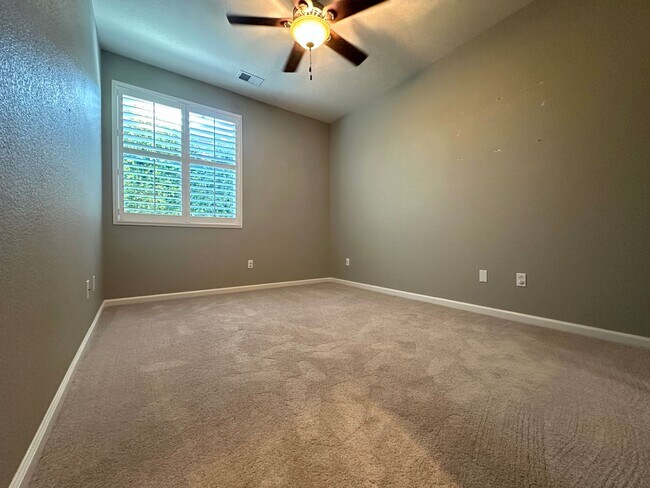 Building Photo - Gorgeous 4 Bedroom with Backyard Oasis wit...