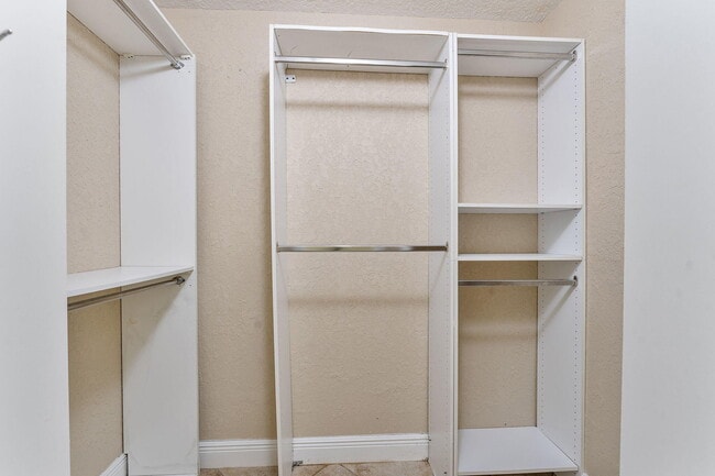 Building Photo - 4868 Kensington Cir