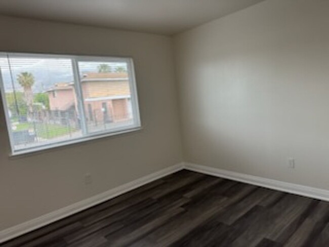 Building Photo - Upstairs Charming 2- bedroom condo