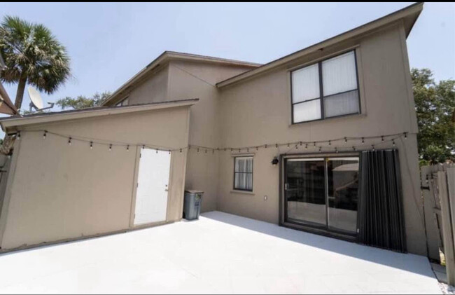 Building Photo - 822 Sandtree Dr