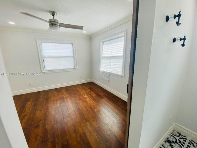 Building Photo - 828 SW 43rd Ave