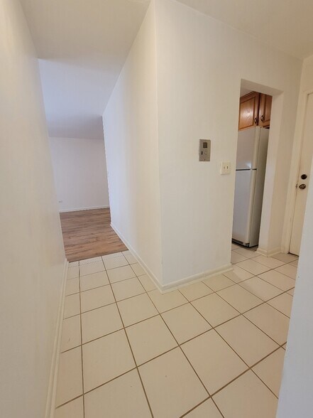 Building Photo - 810 E Shady Way