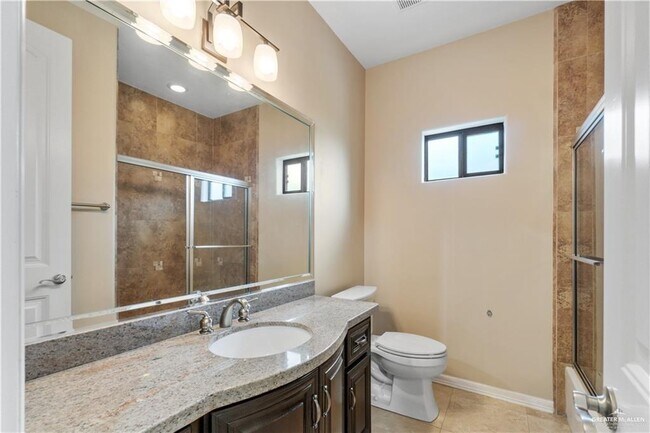 Building Photo - 614 Hackberry Ave