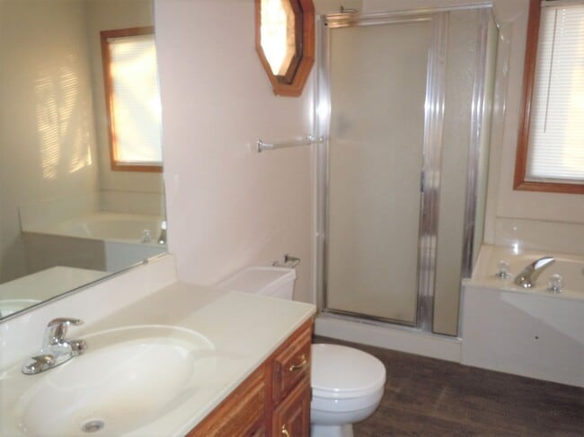 Building Photo - 3-4 Bedroom Executive Home on 5 Acres has 4 Baths and a 3 Car Garage!!