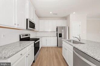 Building Photo - 9962 Roulette Dr