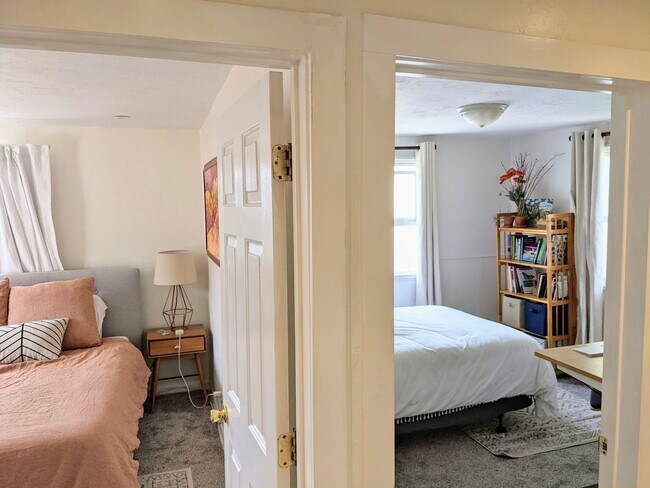 Building Photo - Darling Cottage Near SLCC!
