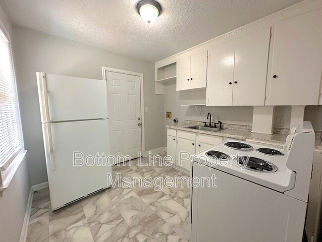Building Photo - 2115 Double Oaks Rd