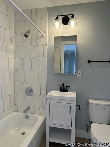 Building Photo - 740 E 7th St