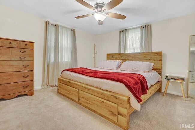 Building Photo - 1744 Parkview Dr