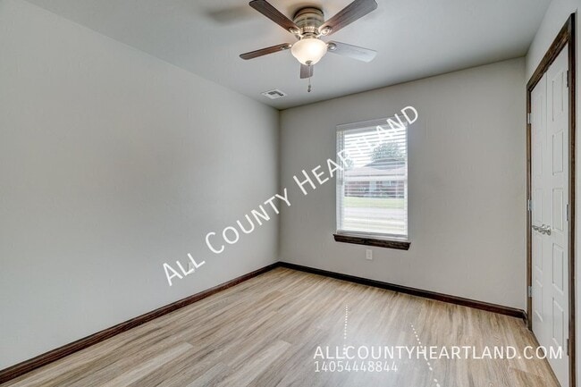 Building Photo - 211 E Forster Ln