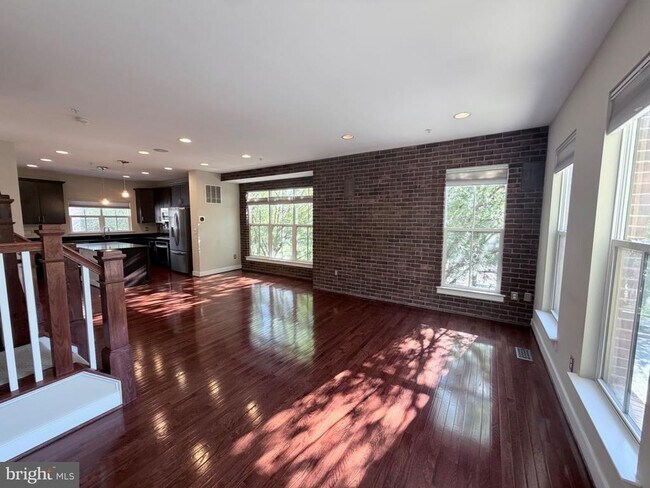 Building Photo - 4560 Longfellow St