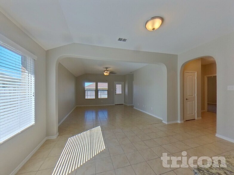 Building Photo - 1104 Autumnwood Dr