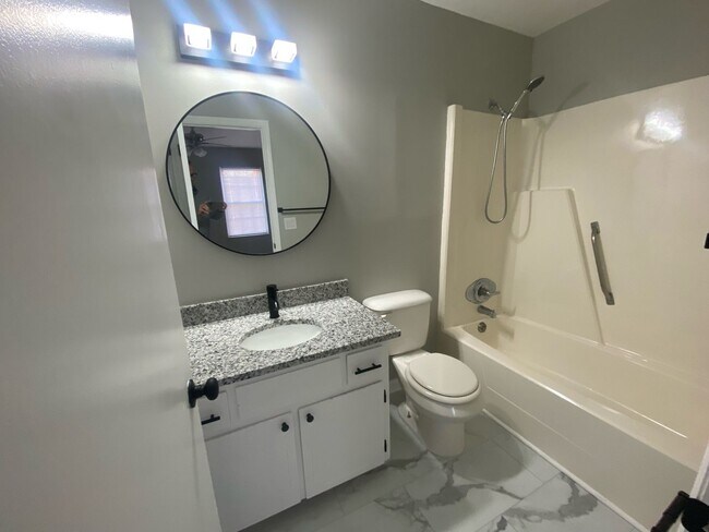 Building Photo - West Columbia Townhome Convenient To Airport, Lexington, and Downtown Columbia