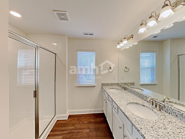 Building Photo - 1006 Bentley Pl