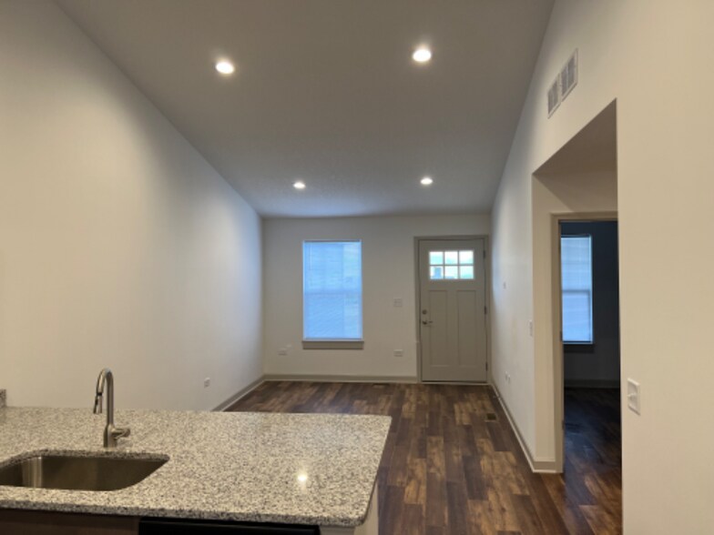 Building Photo - 455 Stewart Ct