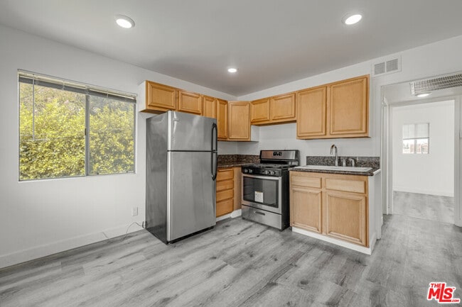 Building Photo - 124 S Almont Dr