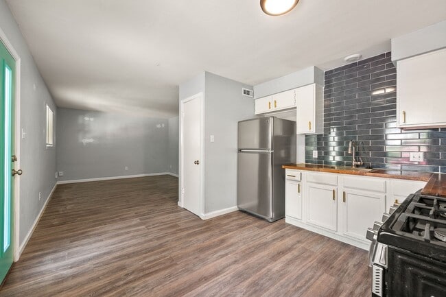 Building Photo - Stylish 2-Bedroom Home Near South Congress & Downtown Austin!