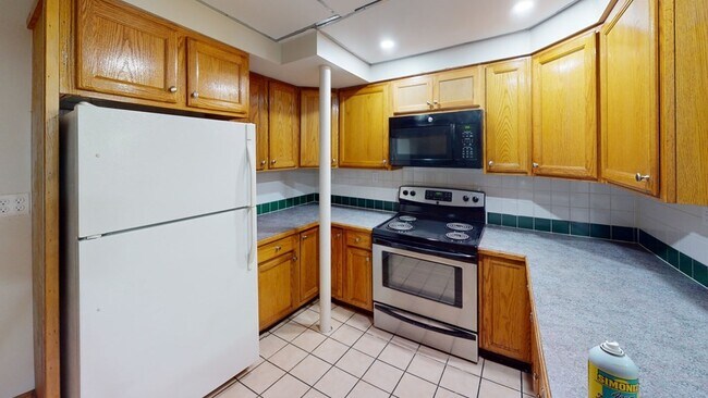 Building Photo - 1904 Beacon St