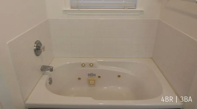 Building Photo - 4 Bedroom | 3 Bathroom | Walk Out Basement...