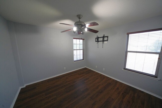 Building Photo - Lovely Cul-De-Sac Home in Schertz/Cibolo N...