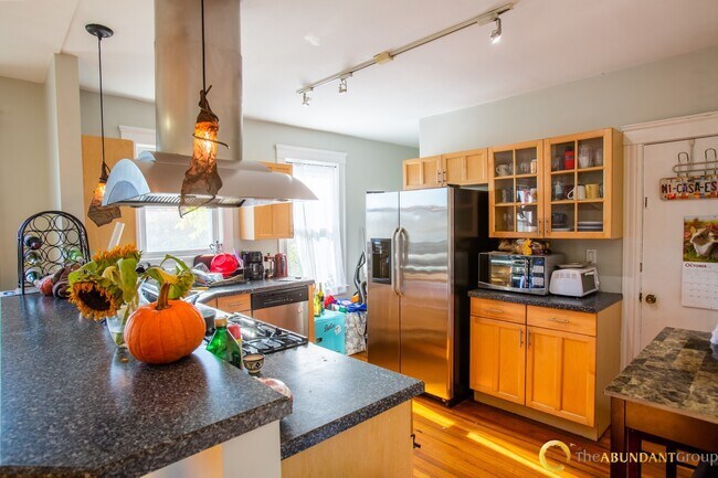 Building Photo - 6 Belmont St