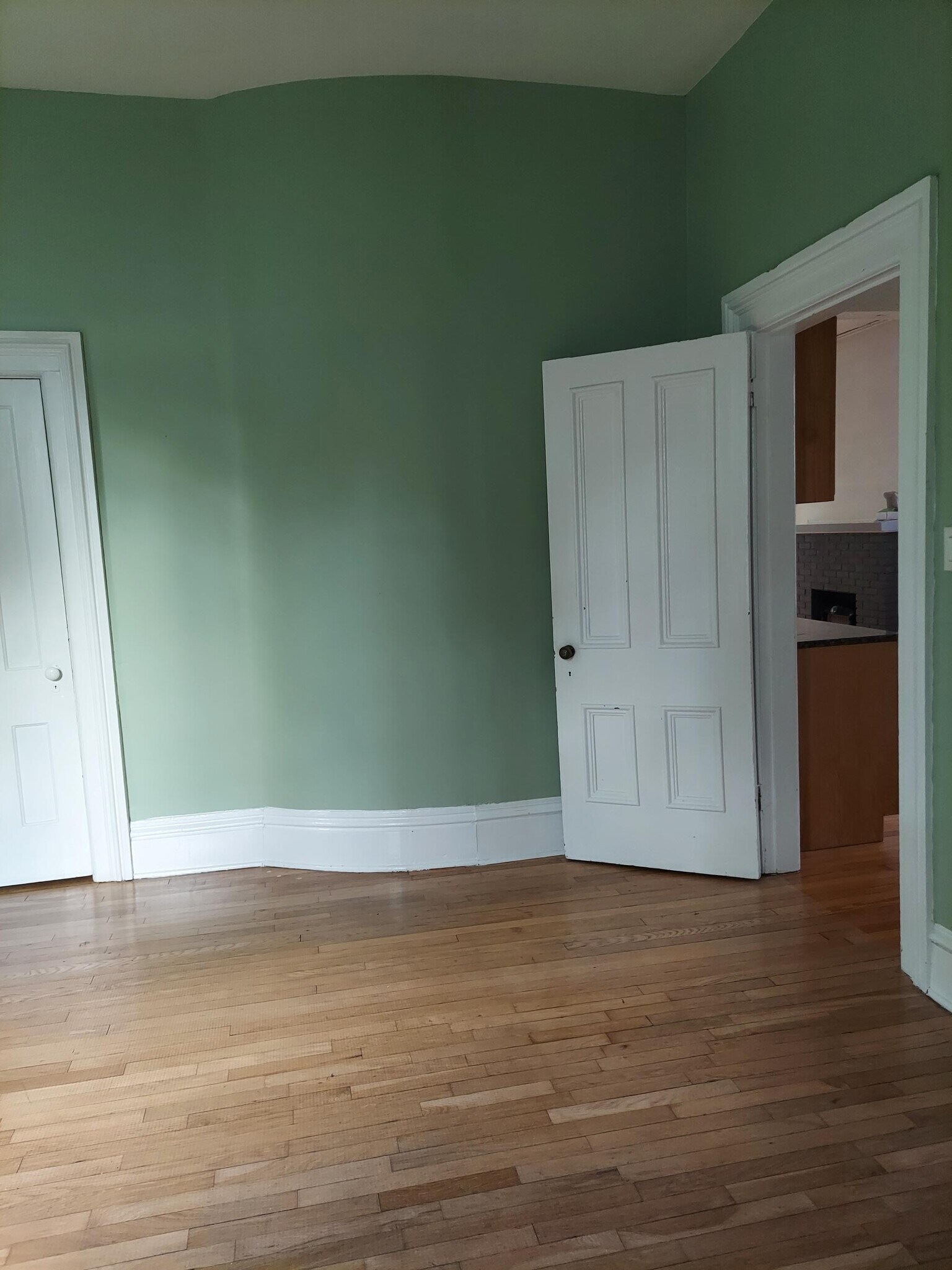 Large Master bed - 705 W Healey St