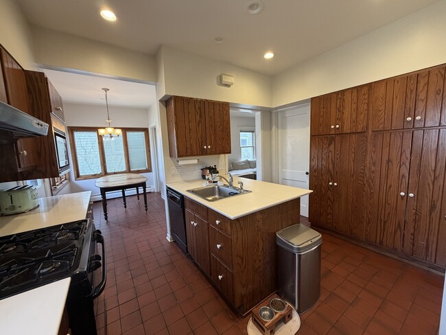 Building Photo - 1018 Oakwood Ave