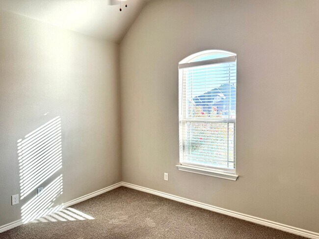 Building Photo - Newer Home in Grand Places