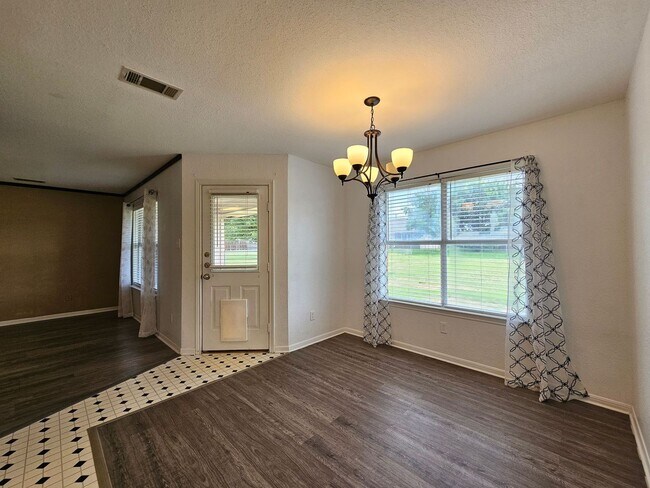 Building Photo - REDUCED RENT - AMAZING RENT SPECIAL & MOVE IN READY!