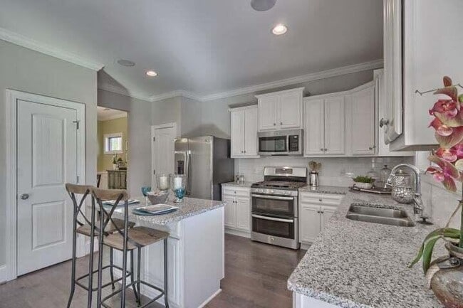 Building Photo - 184 Niblick Dr