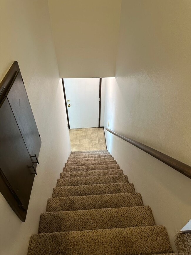 Building Photo - 2 bedroom 1.5 bath duplex in Springfield!