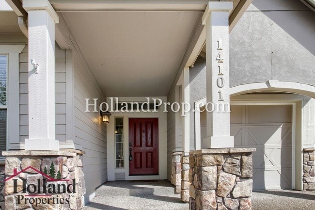 Building Photo - Spacious 4-Bedroom Portland Home with Fenced Yard, Fireplace & Modern Finishes!