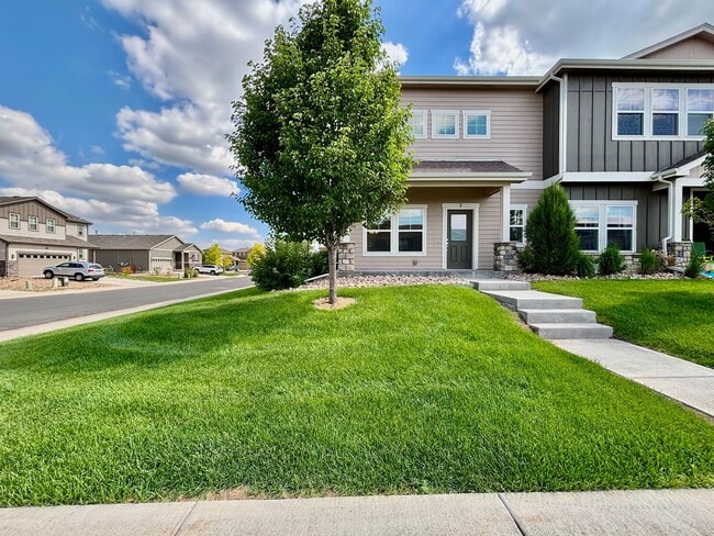 Building Photo - Beautiful 3 bed, 3 bath Townhome in West W...