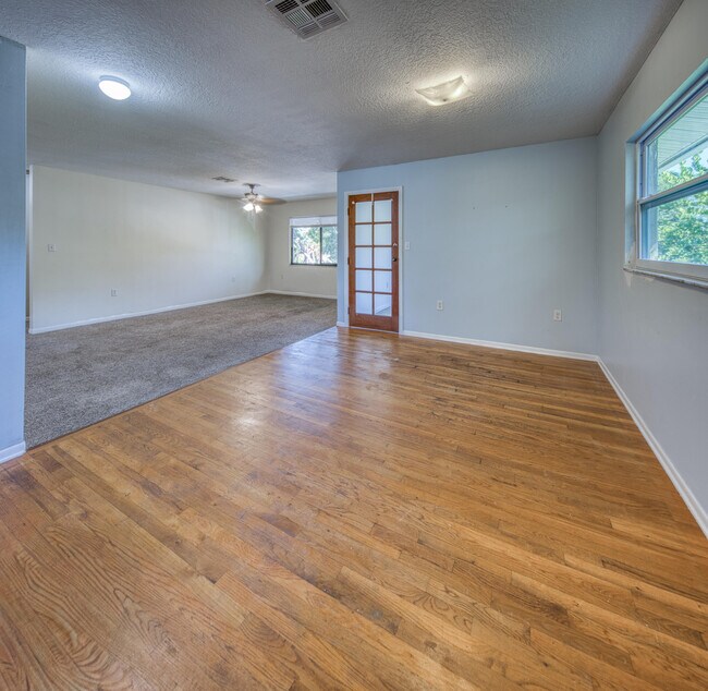 Building Photo - 111 N Lakeside Dr