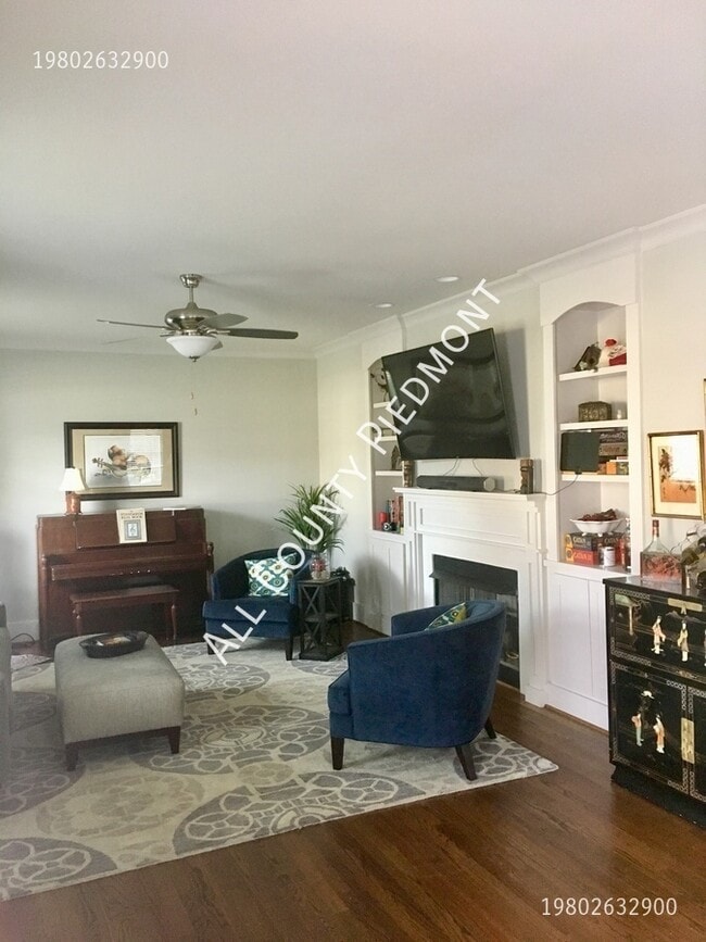 Building Photo - 913 Sedgefield Rd