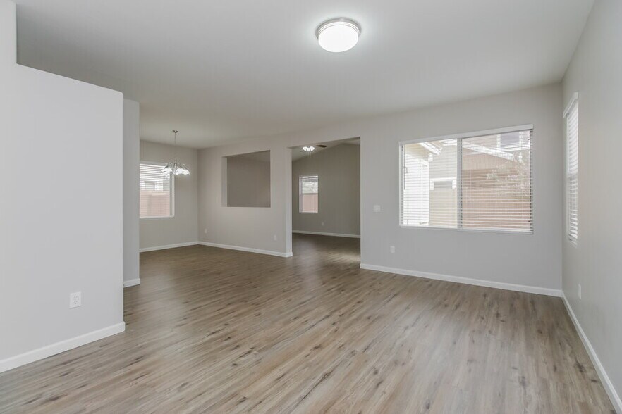 Building Photo - 8739 E Lindner Ave