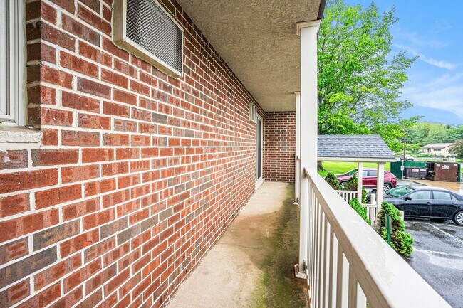 Building Photo - Almont Terrace - 730