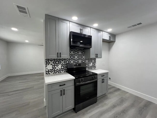 Kitchen - 657 W Parlier Ave