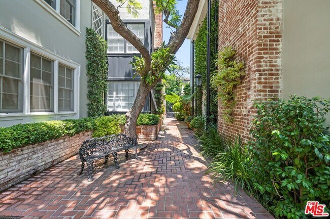Building Photo - 8724 Shoreham Dr