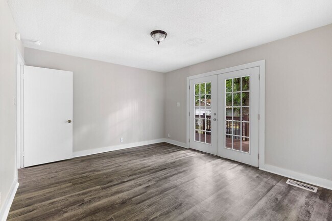 Building Photo - Spacious beautiful 4-bedroom 1 bath home